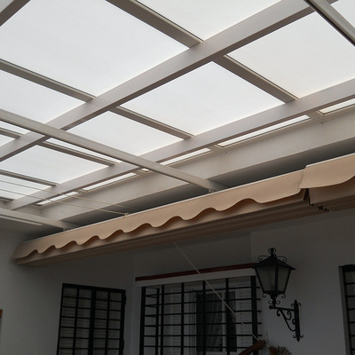 toldo plano entre pared