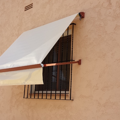 Toldo portada con tensión y lona de PVC lacado madera