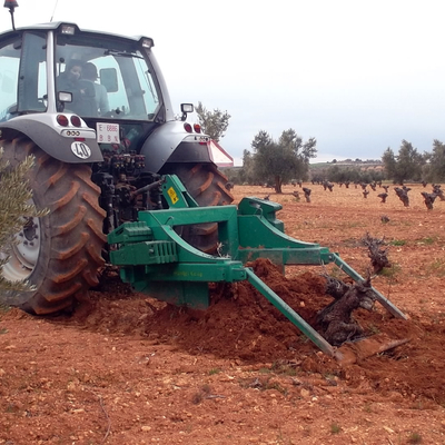 TRACTOR CON ARRANCADORA DE CEPAS