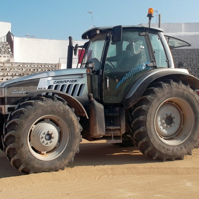 TRACTOR CON CUCHILLA NIVELADORA