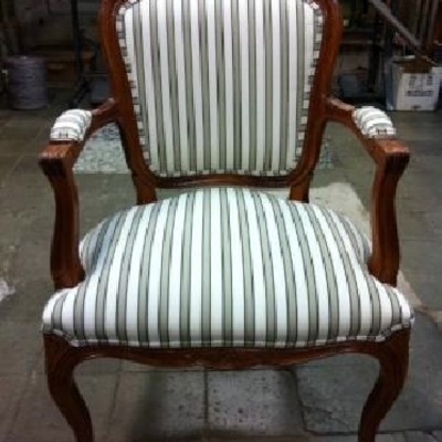 una butaca clásica tapizada con tela mallorquina 