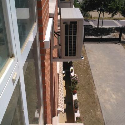 UNIDAD EXTERIOR BAJO VENTANA