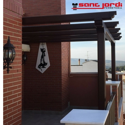 Pérgola imitación madera