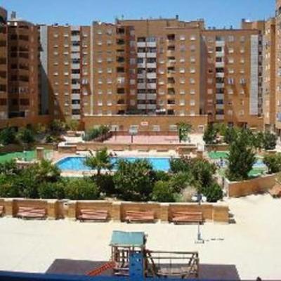 urbanización con piscina