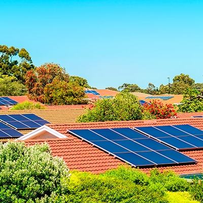 Paneles solares en su vivienda- Urbanización con paneles solares
