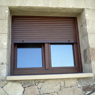 Ventana de pvc color nogal