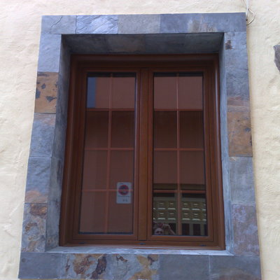 ventana en color madera