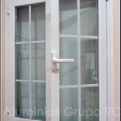 Ventana oscilobatiente con palillería interior