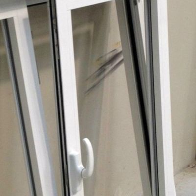 Ventana oscilobatiente en lacado blanco