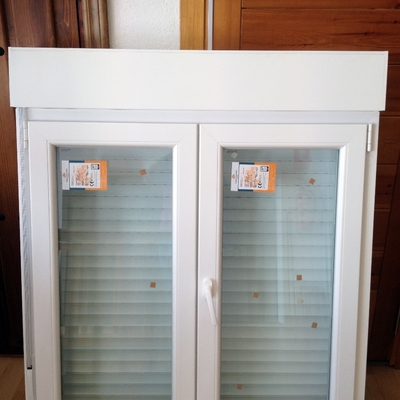 Ventana PVC, CON PERSIANA