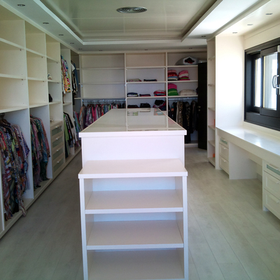 VESTIDOR CON TOCADOR Y MODULO CENTRAL