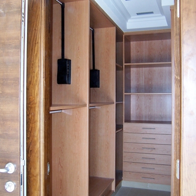 Vestidor en melamina de cerezo. Con percheros elevados.  