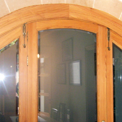 Vidrieras de paso con madera de norte viejo.