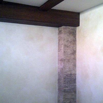 vigas y piedras decoradas