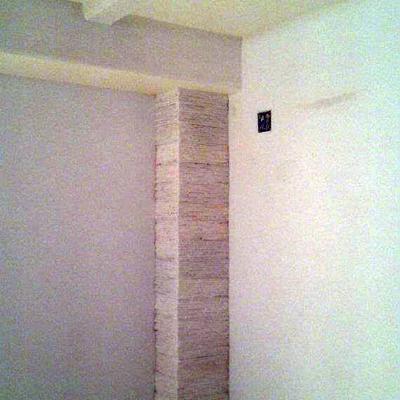 vigas y piedras sin decorar