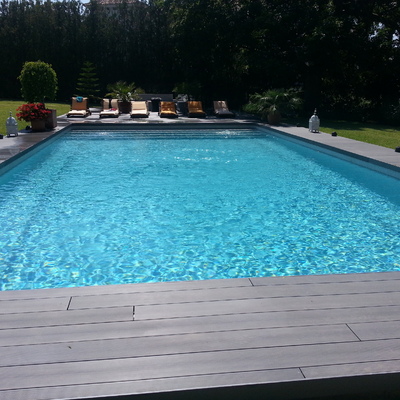 piscina con solarium de tarima sintética