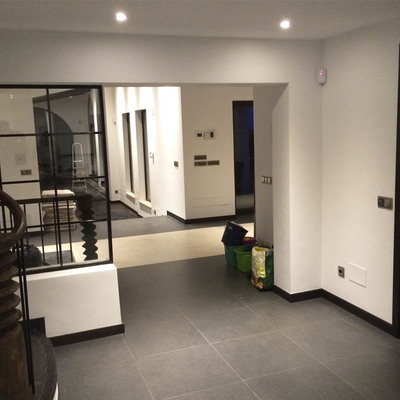 Recibidor de vivienda unifamiliar.