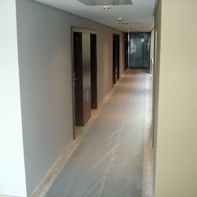 VINILO EN PASILLO HOTEL