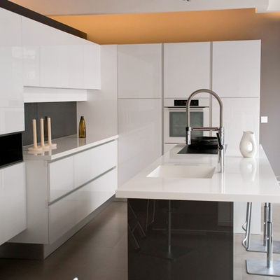 Visión general de cocina con mueble de Arrital e isla de Corian