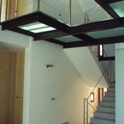 Vista de zona de escalera de cristal y hacero Inox