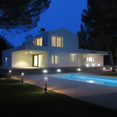 Vista exterior Noche Casa F&A