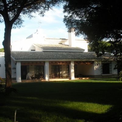 VIVIENDA DE CAMPO DE DOS PLANTAS Y SOTANO