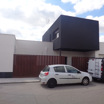 VIVIENDA UNIFAMILIAR, GARAJE Y MERENDERO