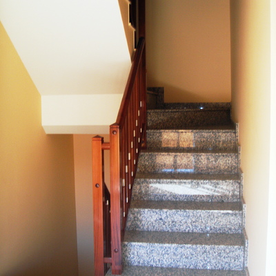 Vivienda unifamiliar aislada. Escaleras hacia estudio