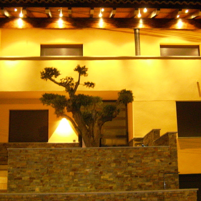 Vivienda unifamiliar aislada. Vista nocturna fachada