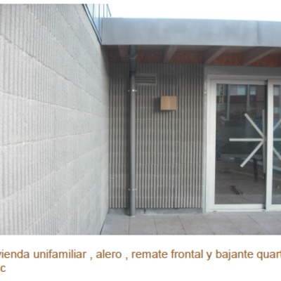 Vivienda unifamiliar, alero, remate frontal y bajante quartz zinc