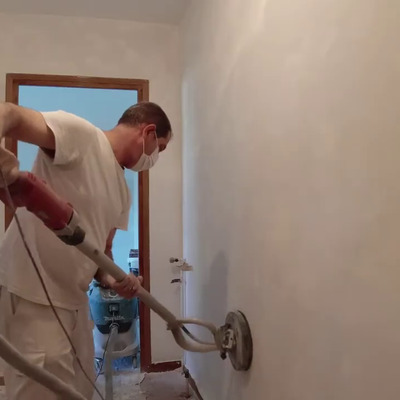 lijando paredes con lijadora