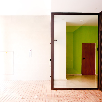 Acceso a edificio de viviendas