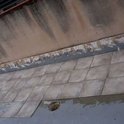 Colocación de baldosas en exteriores.