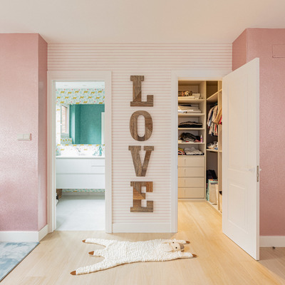Dormitorio niña con vestidor y baño en suite