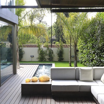 Detalle zona chillout en Sant Just d'Esvern, fuentes, pérgola y bancos