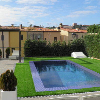 Piscina desbordante sin rejilla en Teià