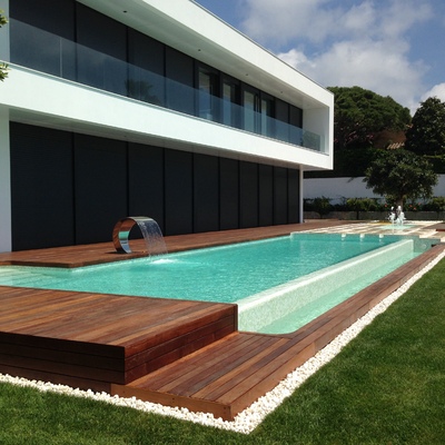 24 metros de piscina desbordante con fuentes