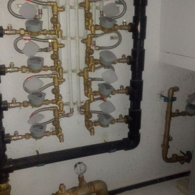 Cuadros de contadores de agua individuales para viviendas.