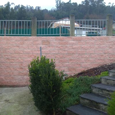 Reparación de muro por corrimiento de tierra