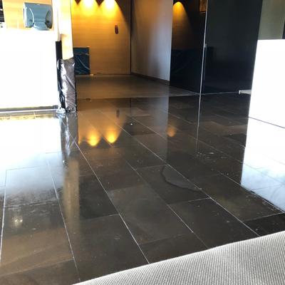 pulido e hidrofuado de pavimento en piedra de basalto