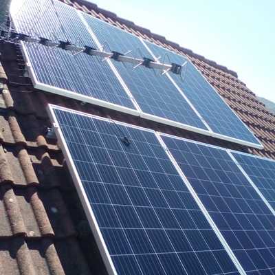 Paneles fotovoltaicos instalados en tejado