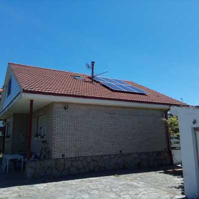 Vivienda con paneles fotovoltaicos