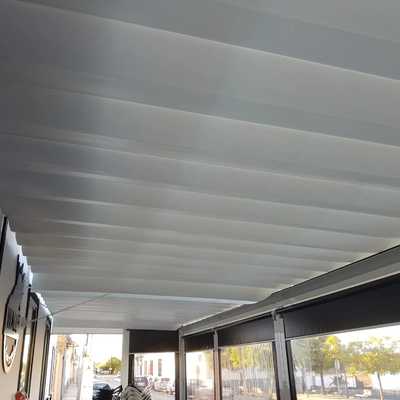 estructura con toldos planos y verticales