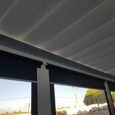 estructura con toldos planos y verticales