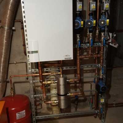 Caldera i bombas calefacción Casa Rural Puigpardines