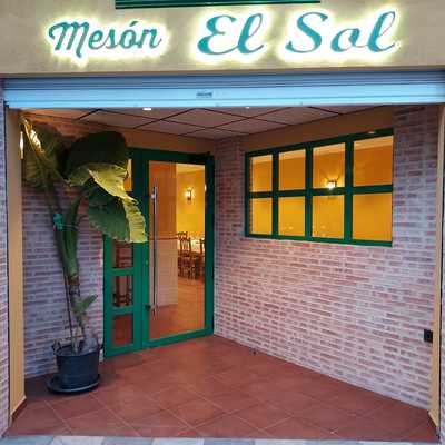 Cerramiento y entrada de restaurante