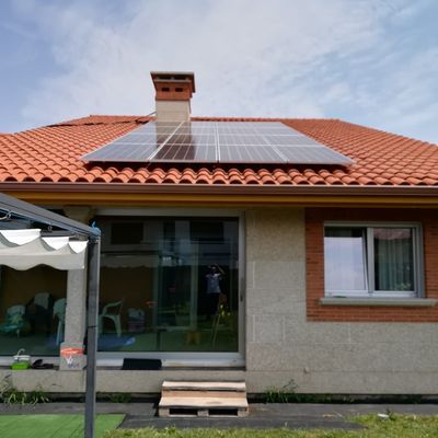 Placas solares en tejado de teja.