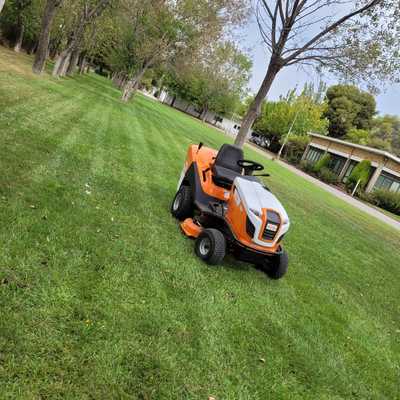 Mantenimiento de jardín con tractor corta césped