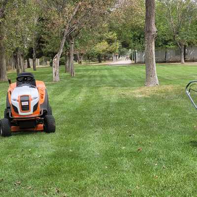 Mantenimiento de jardín con tractor corta césped