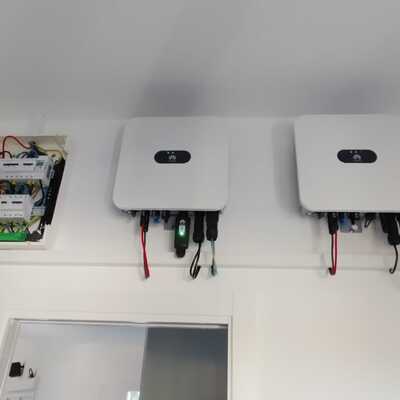 Detalle inversores y caja de protecciones